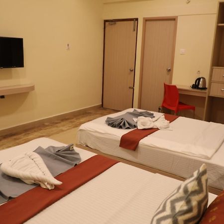 Hotel Green Parrot มทุราย ภายนอก รูปภาพ