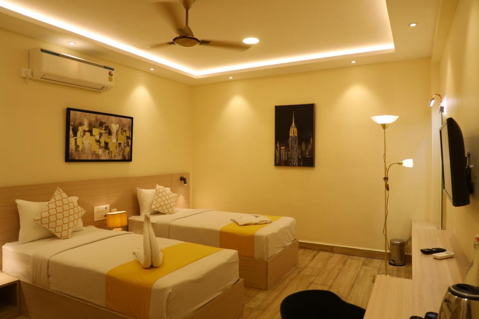 Hotel Green Parrot มทุราย ภายนอก รูปภาพ