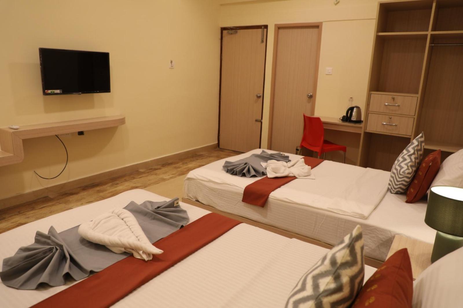 Hotel Green Parrot มทุราย ภายนอก รูปภาพ