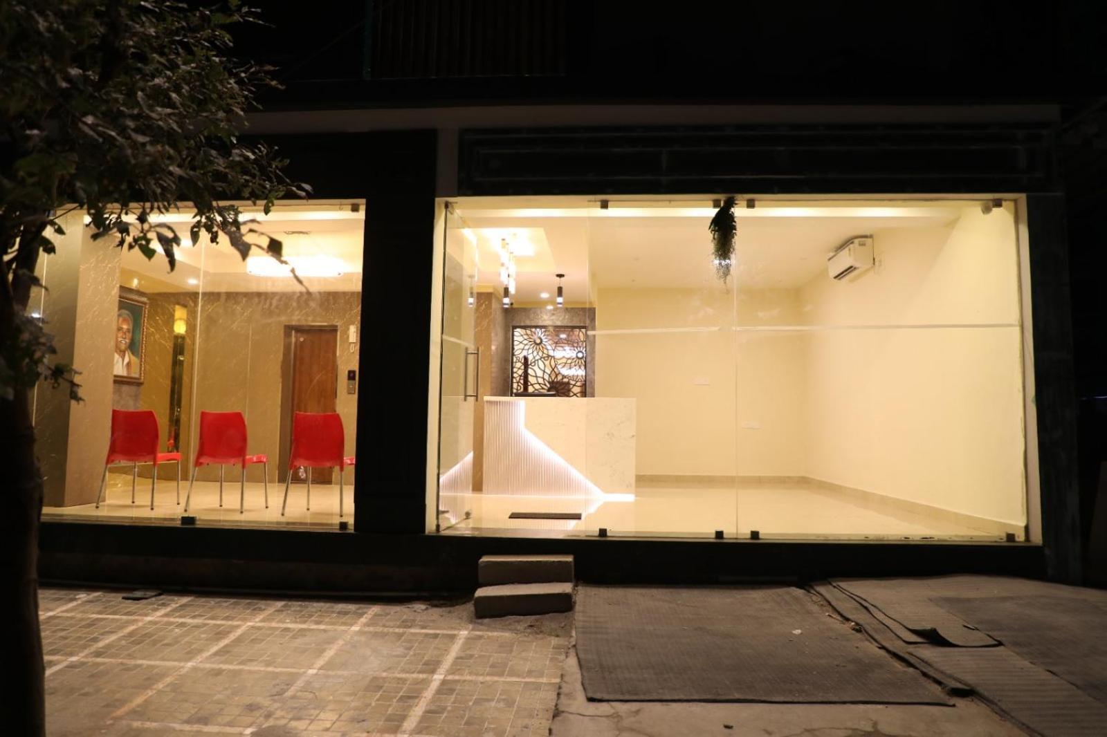 Hotel Green Parrot มทุราย ภายนอก รูปภาพ